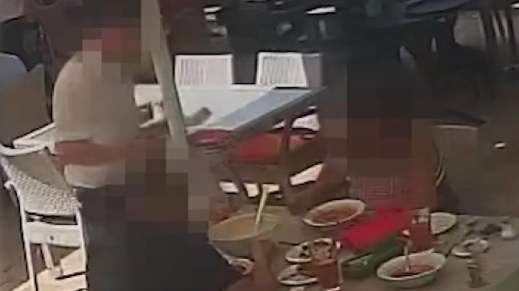 Egy éve ilyenkor: a pincér arcába öntötte a halászlét egy nő Baján – videó