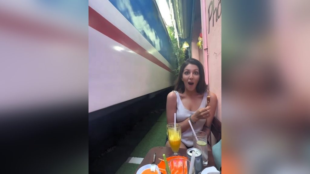 Centikre a teraszon ülő vendégek mellett húz el a vonat Hanoiban – videó