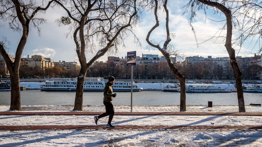 Vannak gondok a közlekedésben a havazás miatt, a Gellérthegy elesett – videó