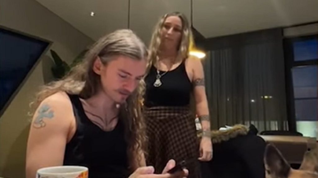 Videón, ahogy megremegteti egy izlandi pár otthonát a földrengés