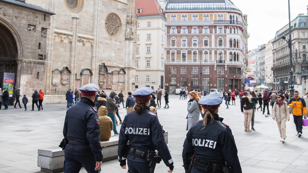 Bilincsben szökött meg egy rab Bécsben, aki azóta drogos videókkal idegesíti a rendőröket