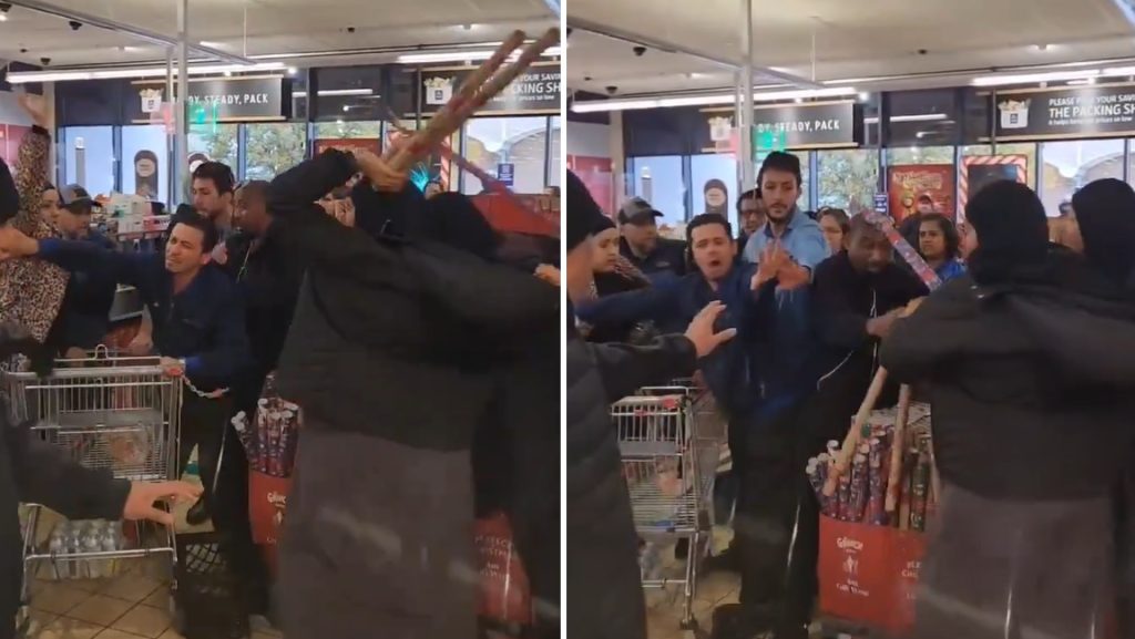 Karácsonyi csomagolópapírral lejátszott „kardpárbajjá” fajult két nő bevásárlása egy Aldiban – videón a londoni balhé