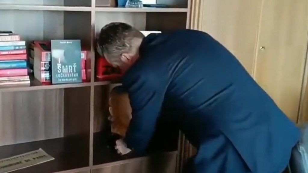 A szlovák parlament új alelnöke egy magyarellenes felkelés szervezőjének szobrát tette ki az új irodájába