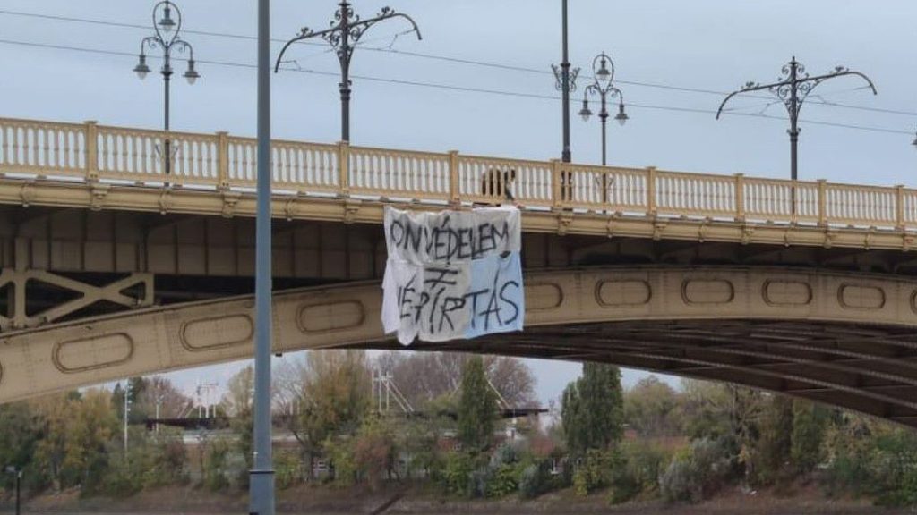 Önvédelem ≠ Népirtás – olvasható a Margit hídra kifeszített transzparensen