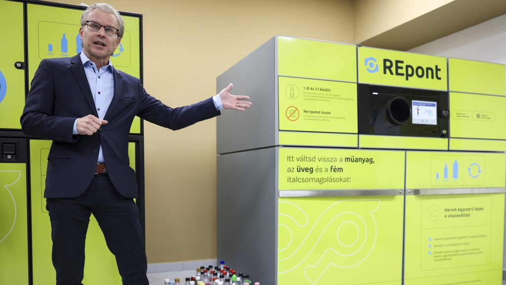 Bemutatták a palackvisszaváltó automatákat, 4-5 ezer visszaváltási pontot ígérnek