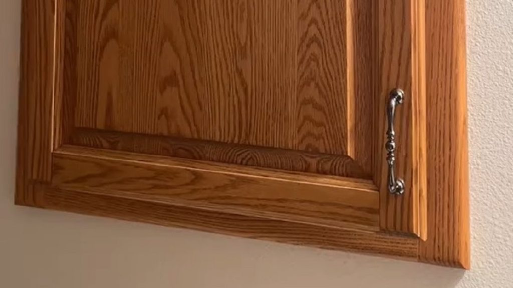 Kinyitotta a szekrényajtót a pincében, bizarr szobát talált mögötte