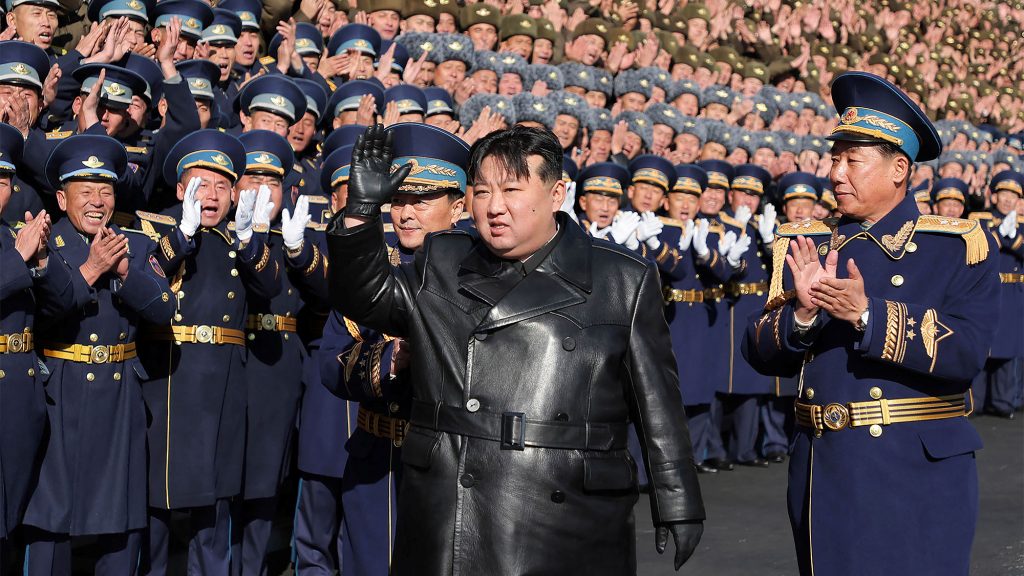 A világ kirablásával épít fegyverarzenált az észak-koreai diktátor