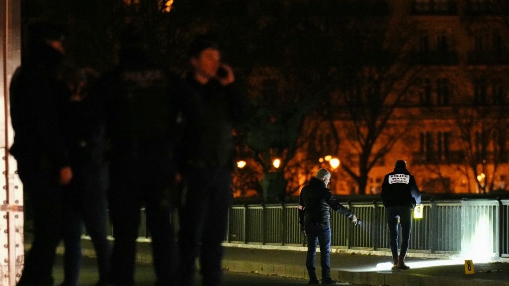 Így kapták el a párizsi késes merénylőt
