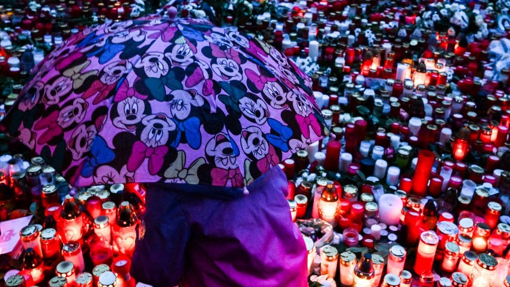 Prágában mécsesekkel emlékeznek a mészárlás áldozataira