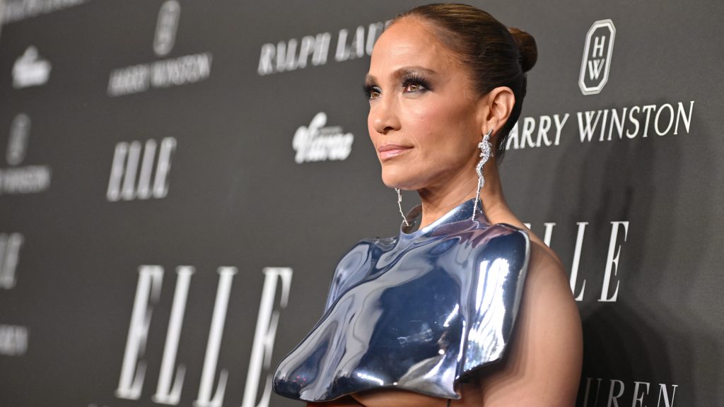 Jennifer Lopez felsőtestét csak egy fémlap takarta a vörös szőnyegen