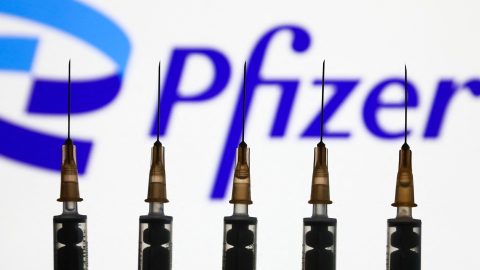 Magyarország után Romániát is beperelte a Pfizer