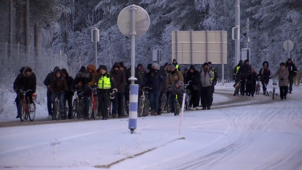 Afrikai és közel-keleti migránsok érkeznek kerékpárral a finn határra