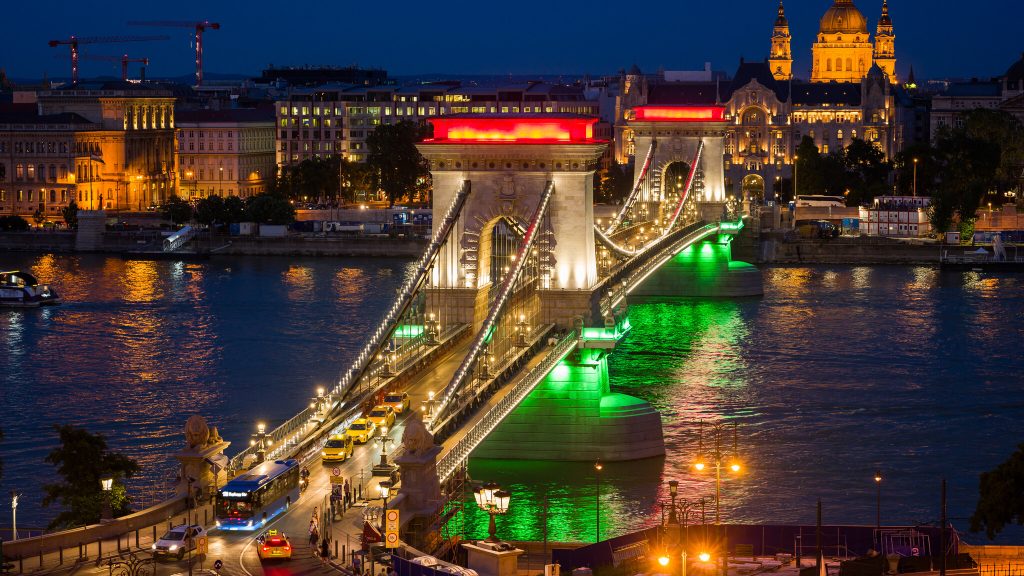 Karikó Katalin és Krausz Ferenc Nobel-díjasok tiszteletére díszkivilágítást kapott a Lánchíd