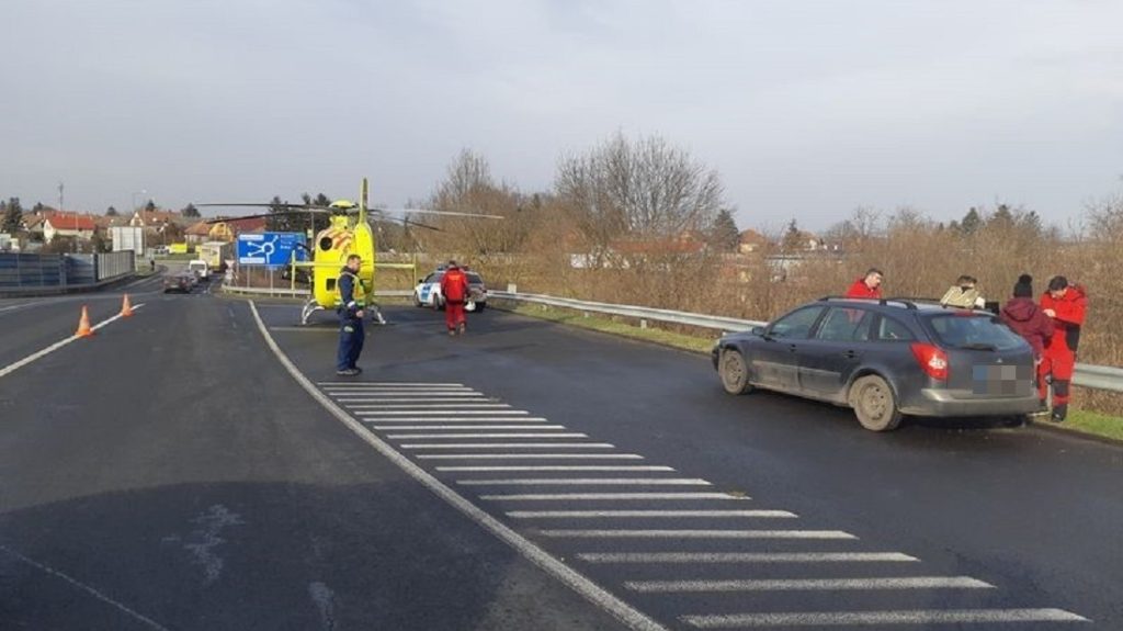 Hat hetes gyermeknek állt le a légzése az M3-as autópályán