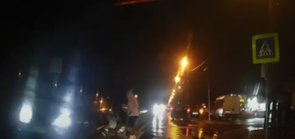 Majdnem elgázoltak egy babakocsiban ülő gyereket a zebrán, a lábát elsodorta az autó