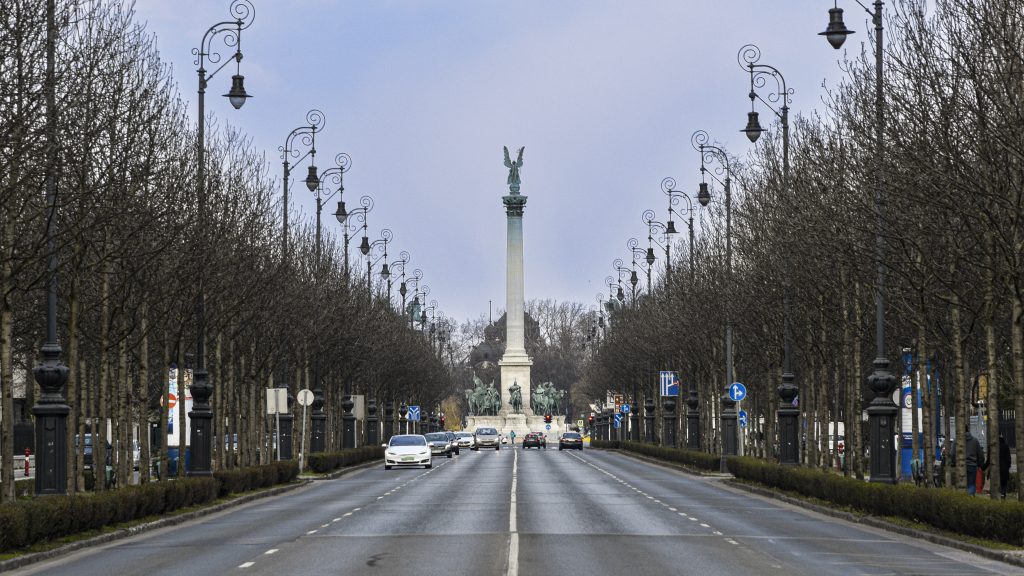 Ötfős banda bizniszelt egy Andrássy úti padon, de túl erős volt a marihuánaszag
