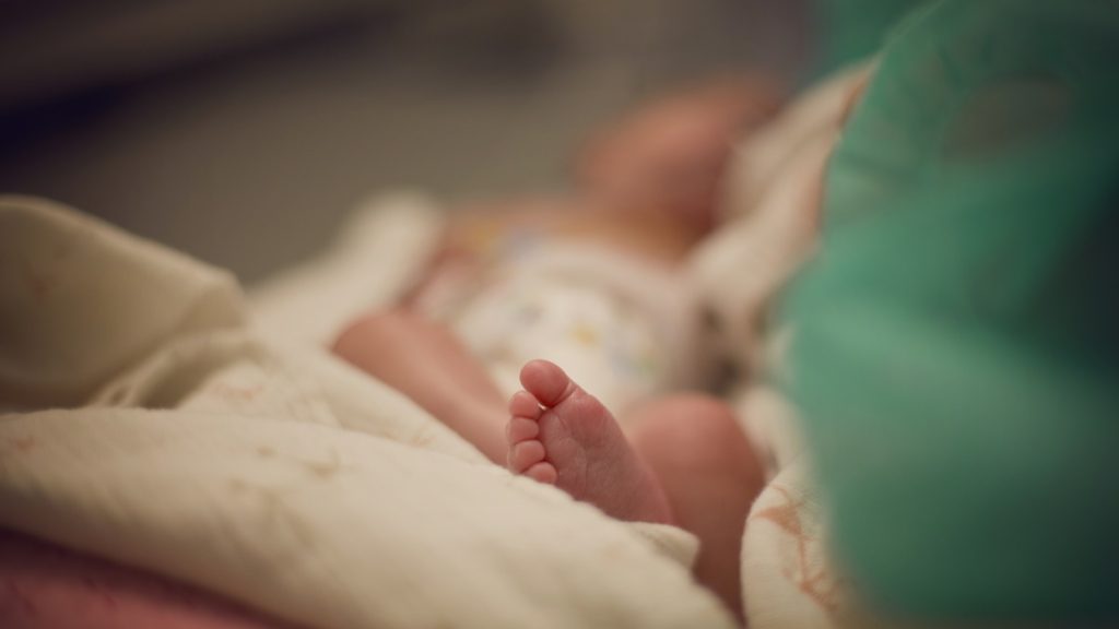 Egy éve ilyenkor: visszautasították, hogy kisbabájuk „oltott vért” kapjon