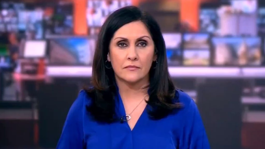 Középső ujja felmutatásával kezdte váratlanul a híradót a BBC hírolvasója