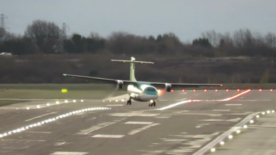 Videón, ahogy dobálja a szél a leszállni készülő gépet a birminghami repülőtér felett
