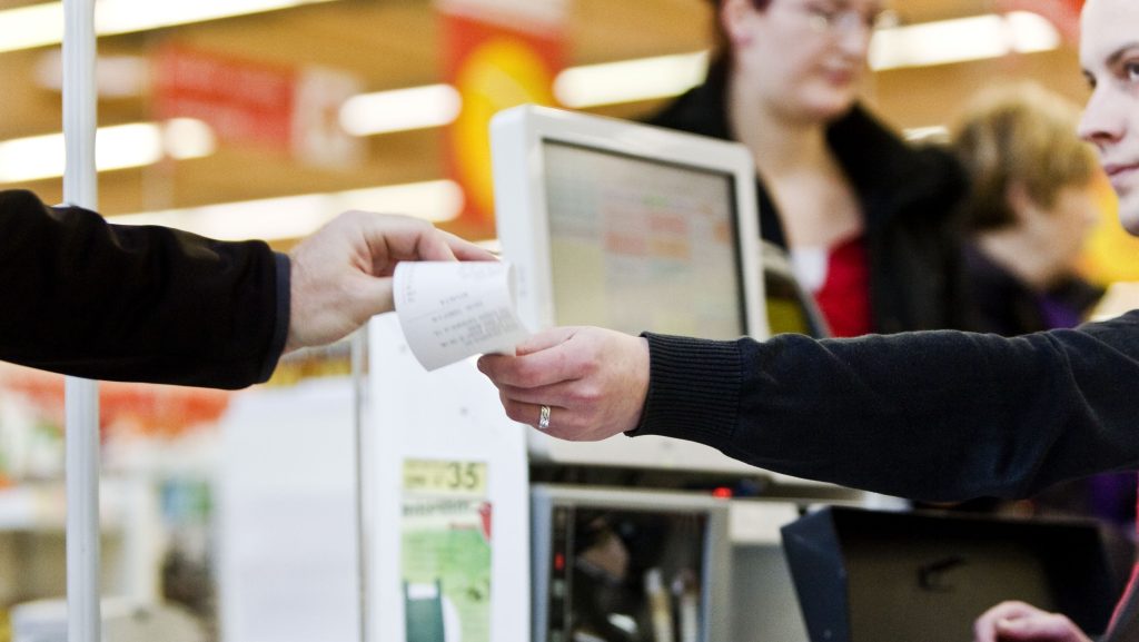 Elhagytak egy újszülött csecsemőt egy budapesti kisboltban