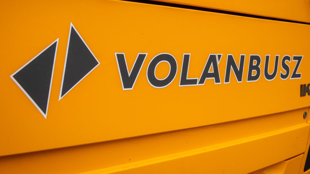 Menet közben esett ki a buszból egy iskolás Szigetszentmiklóson