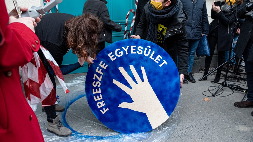 Károsnak vélik a szlogent, ezért nem vesz részt a Freeszfe a Színházak Éjszakáján