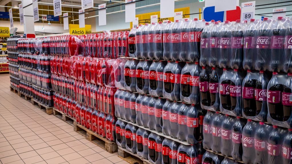 Több mint 1400 italcsomagolás-visszaváltó automatát szerelnek majd fel az üzletekben