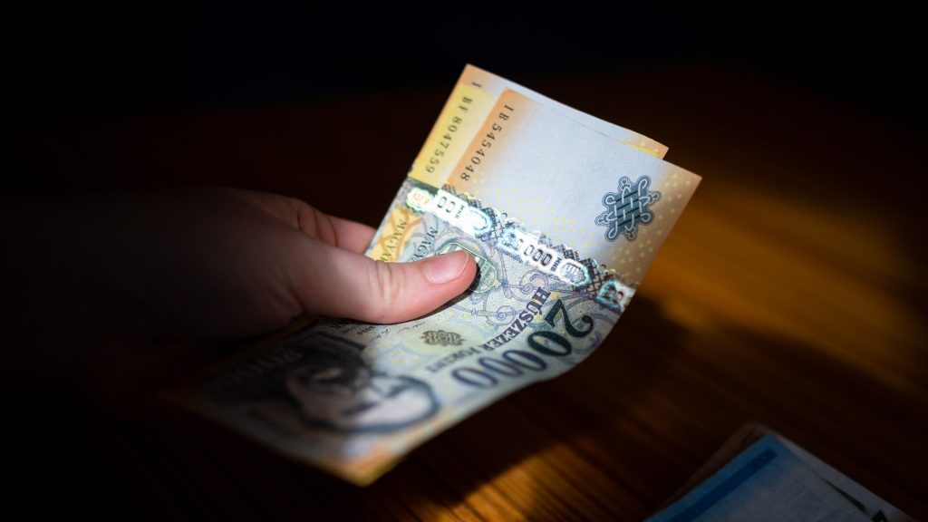 Benézett 380 alá a forint, de nem sokáig maradt ott