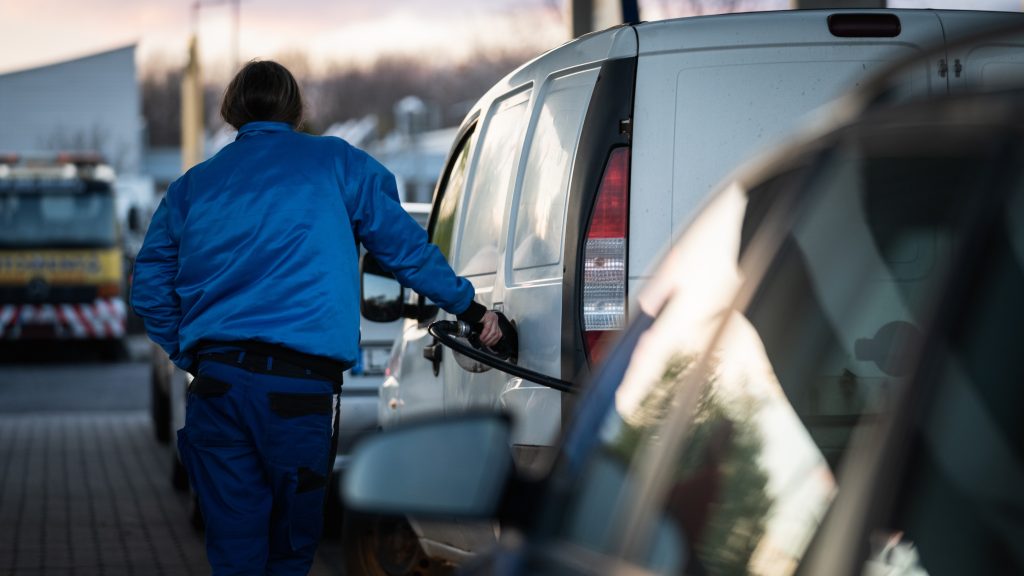 Péntektől tovább csökken az üzemanyag ára