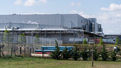 A rendőrség szerint nem bűncselekmény, hogy a gödi akkugyár engedély nélkül működött
