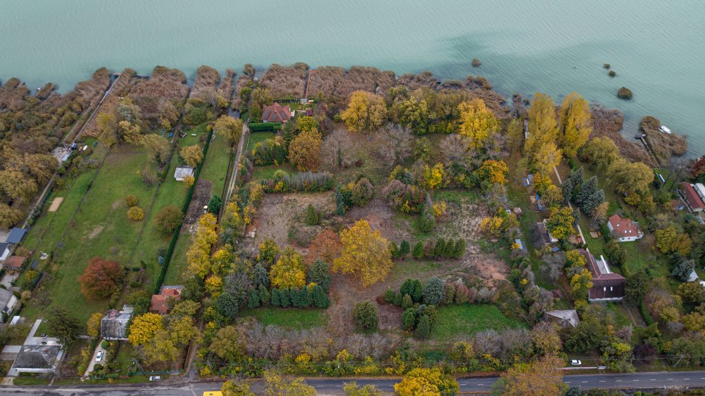 Kotrógépekkel vezette a telkéhez a Balatont, de úgy tűnik, megúszhatja a nyaraló tulajdonosa