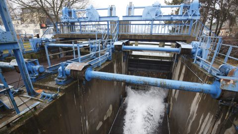 Kinyitották a zsilipet, megkezdték a Balaton vizének eresztését