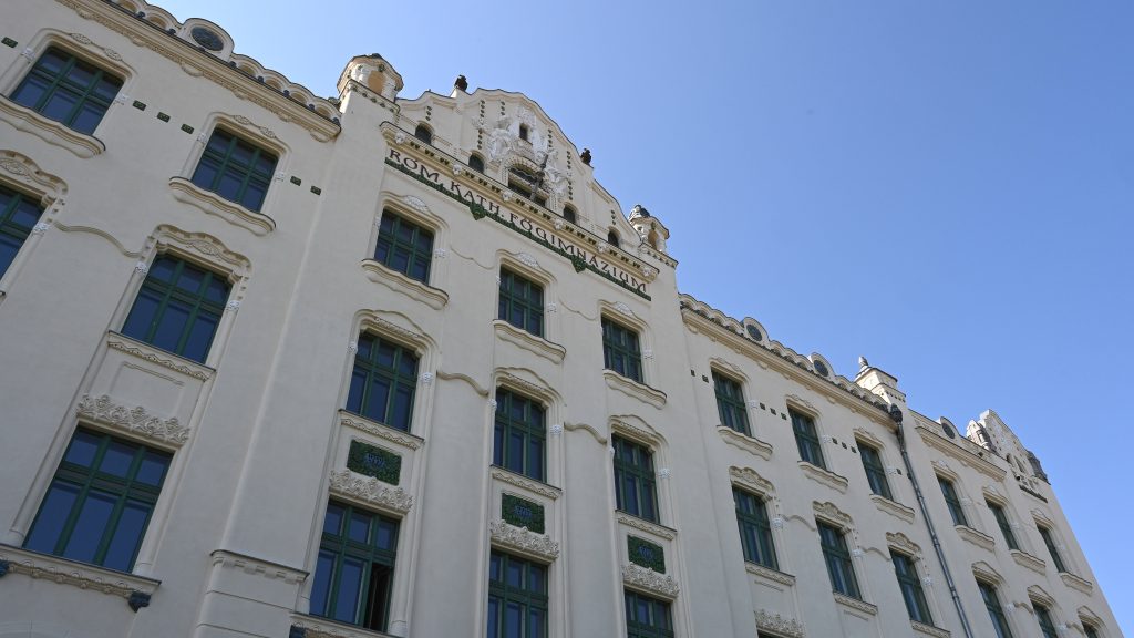 Sürgősségi támogatást ad a kormány az erdélyi iskolának, ahol leomlott a fal és meghalt egy diák