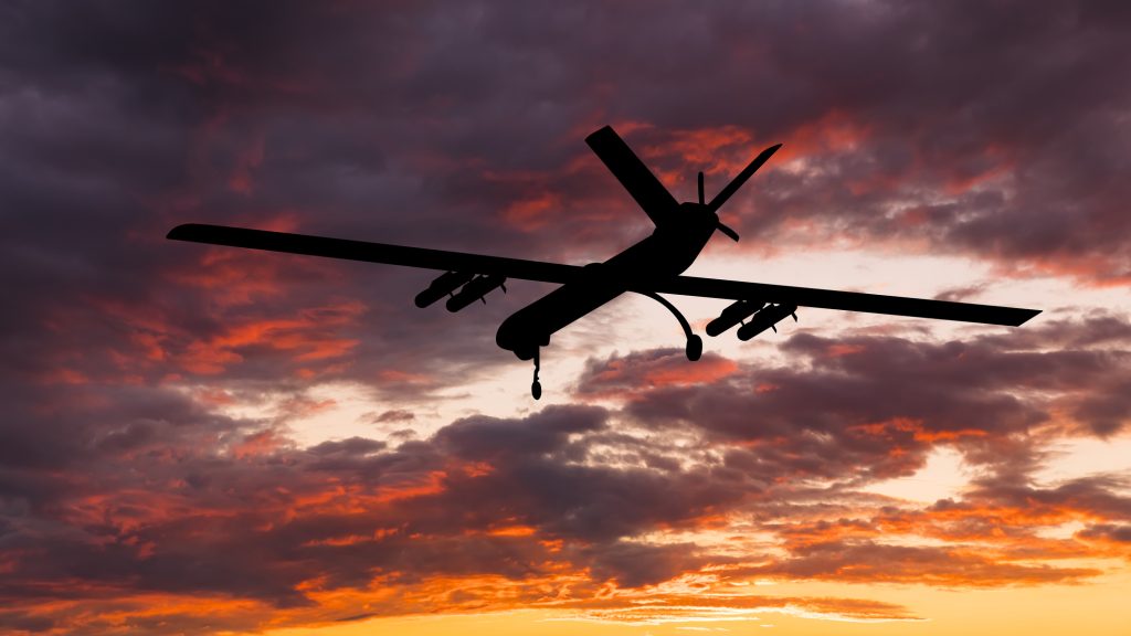 Közel százan meghaltak egy véletlenül indított dróntámadásban