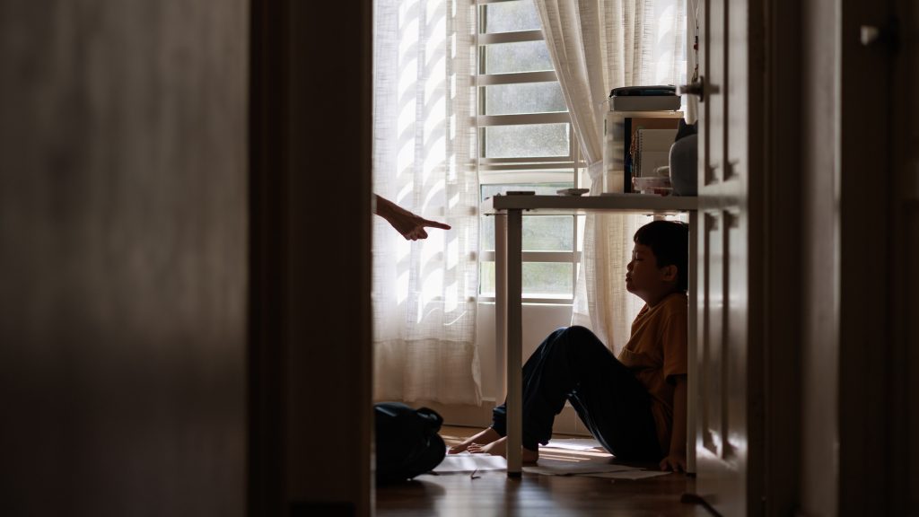 Megalázta, szüleiket szapulta, nyújtófával verte a 4 és 10 év közötti gyerekeket a nevelőanyjuk