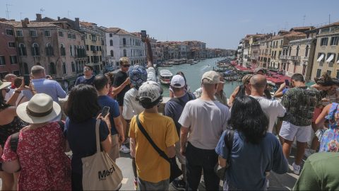 Betiltják a nagy turistacsoportokat Velencében