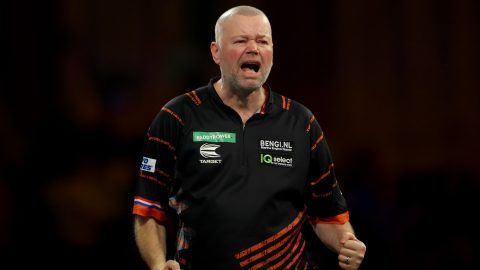 Az ötszörös világbajnok lesz a 16 éves csodagyerek ellenfele a dartsvébén