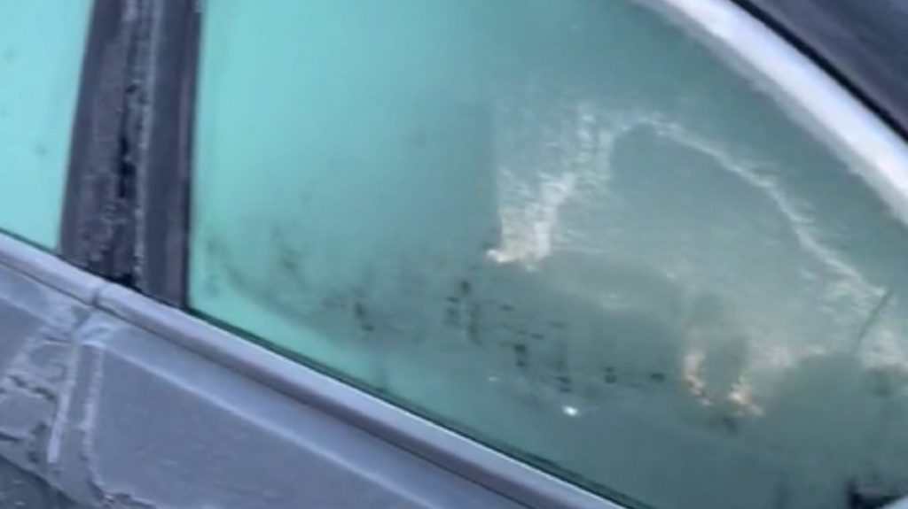 Ezzel a trükkel pillanatok alatt jégteleníthetők az autó ablakai