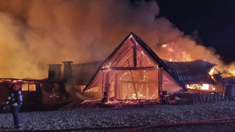 Egy gyerek holttestét találták meg a leégett román panzió romjai között