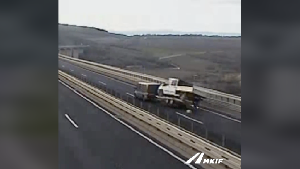 Akkora szél volt, hogy felborított egy trélert a Kőröshegyi völgyhídon