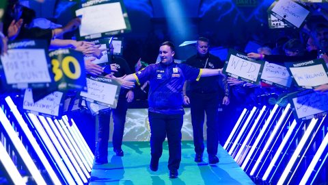 Ledobta az atomot a dartsvébén a 16 éves csodagyerek