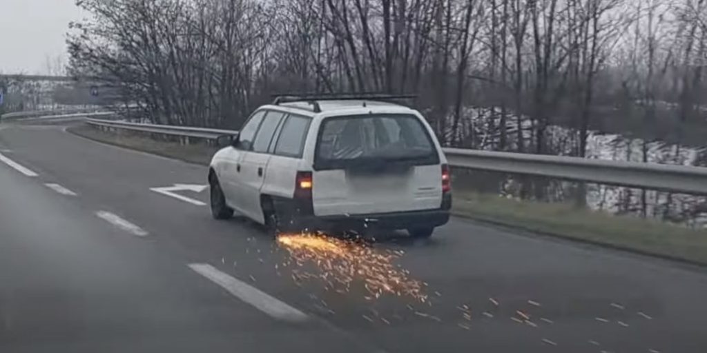 A szikrázó felnin haladt egy Opel az M0-son