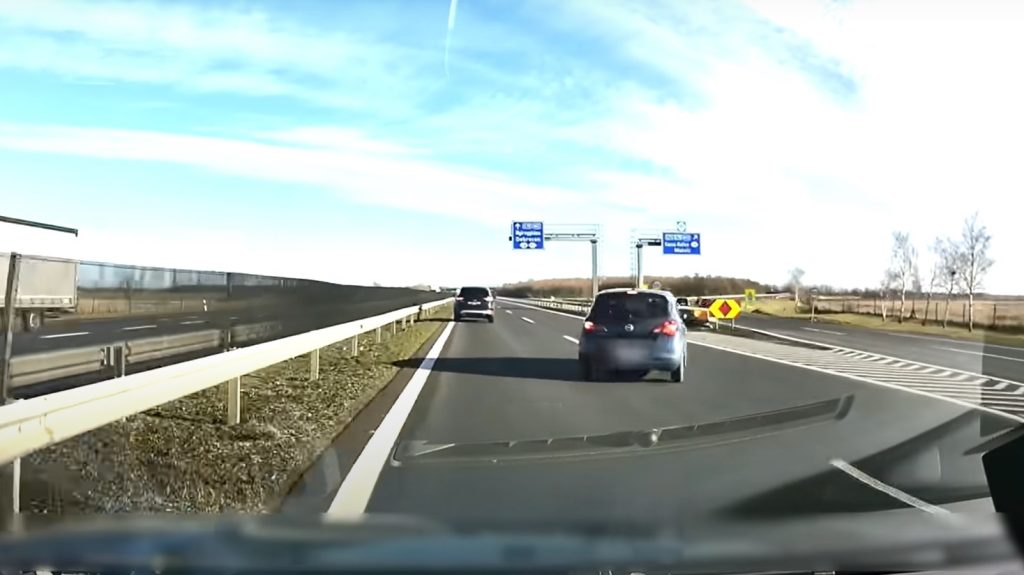 Hajmeresztő jelenetsor, megfordult egy autós az M3-as autópályán