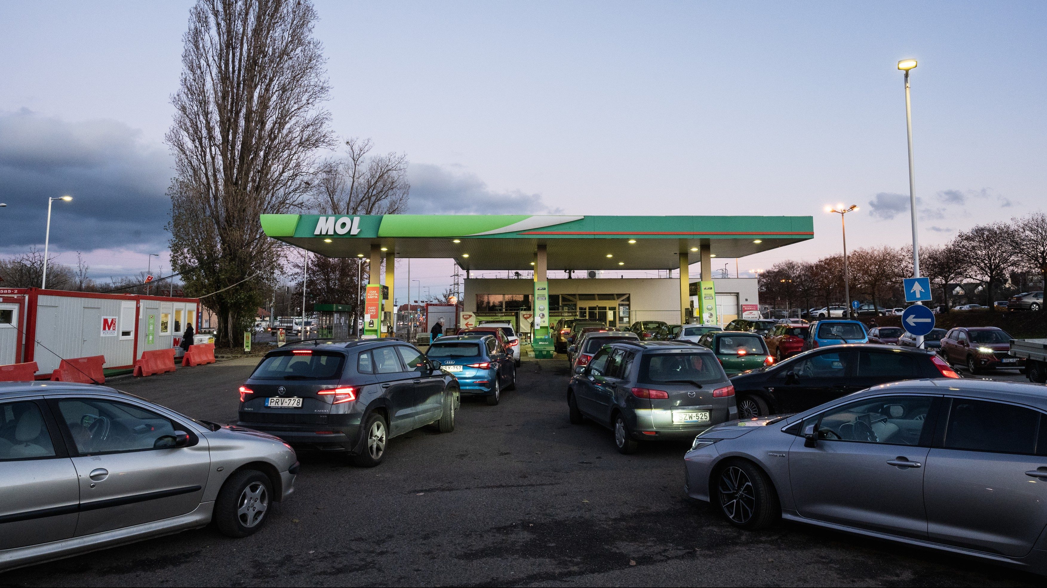 Mol-bejelentés: Két részletben emelik 41 forinttal a benzinárat