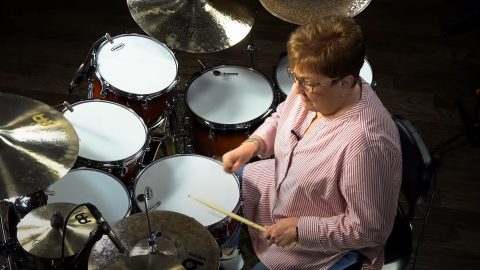 „Dobverővel a kezemben temessenek el!” – Dorothea Taylor 60 éve püföli már a bőrt, és uralja a TikTokot