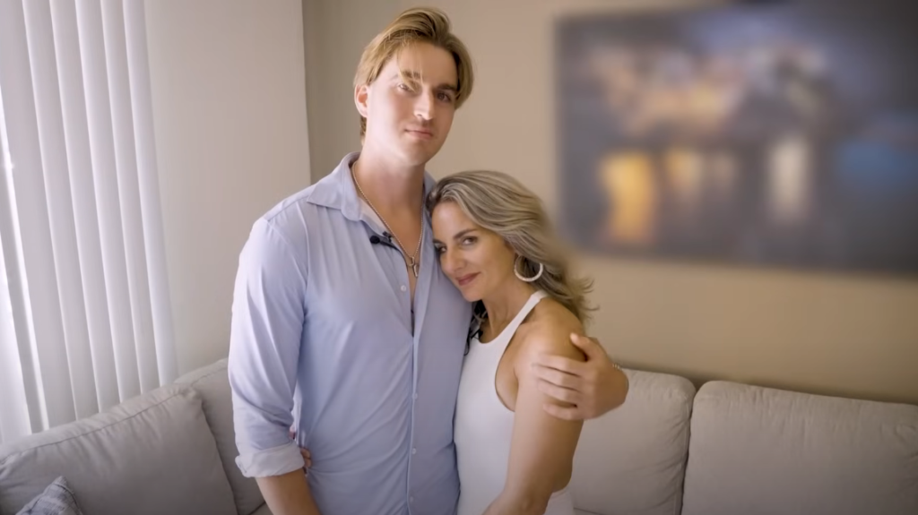 Sokan azt hiszik, barátja a fia, de ez nem zavarja a tanárnőt