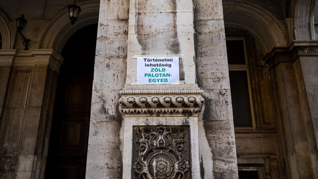 Pikó: leléptek a fideszesek, mielőtt a Rádió épületének védelméről kellett volna szavazni