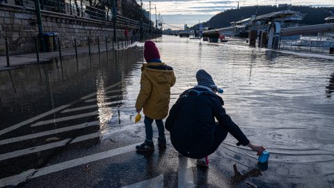 Holnapra levonulhat a Duna a rakpartokról