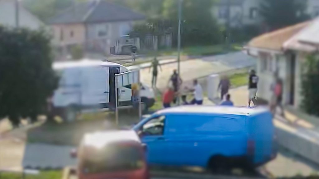 Késsel támadtak rá benzinkúton, de máris ott voltak egy kisbusszal a fémrudakkal érkező rokonai – videó