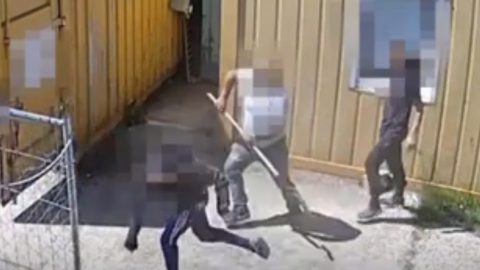 Ásóval támadt a munkatársára egy segédmunkás az építkezésen